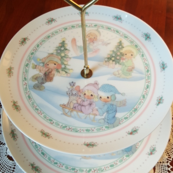 PRECIOUS MOMENTS ♡ Vintage Two Tier "A Winter Wonderland" Cookie Serving Plates - Picture 4 of 14